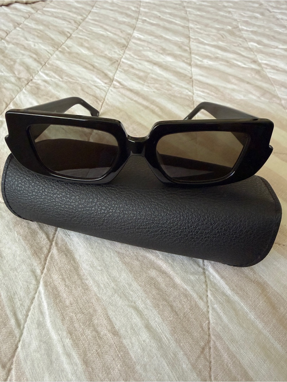 LE SPECS LUXE BLACK ON BLACK